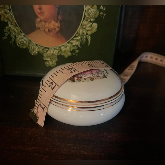 Princess & Gnome Limoges trinket box - Picture 9 of 15